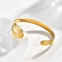Bracelet jonc ouvert texturé en acier inoxydable plaqué or 18 carats de style minimaliste pour femme