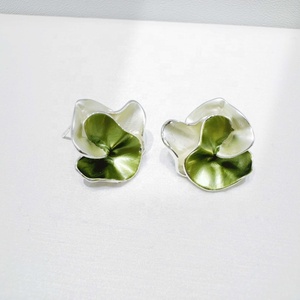 Boucles d'oreilles personnalisées en argent sterling 925, uniques, pour fêtes d'été, colorées, tendance, pour femmes, grandes fleurs en émail vert, style exagéré - Product Image 1