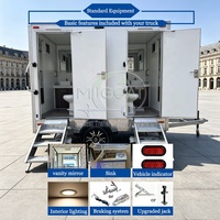 Remorque Sanitaire Mobile de Luxe à 2 Cabines avec Toilettes à Chasse d'Eau, Lavabo et Miroir pour Mariages en Plein Air et Petites Événements à Louer
