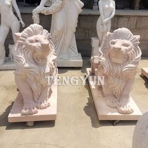 Estatua De León de mármol decorativa para puerta exterior de tamaño natural para Leones de mármol rosa para templo a la venta - Product Image 1