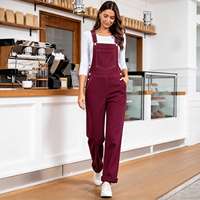 Salopette en jean bordeaux taille mi-haute coupe droite décontractée, idéale pour le look de service matinal au café