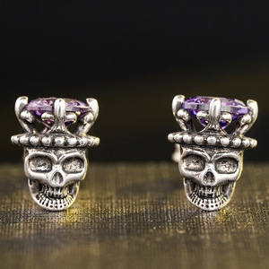 Orecchini a perno con corona a teschio di Halloween e design a quattro punte, accessori per le orecchie per le festività - Product Image 6