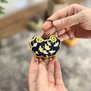 Kit de broderie DIY pour sachets - Fabrication de pendentifs parfumés à la main pour débutants - Product Image 2
