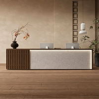 Comptoir de réception moderne et minimaliste en bois cannelé avec éclairage LED pour bureau, hôtel, spa, salon
