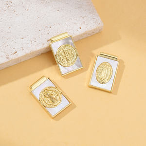 สร้อยคอจี้ไม้กางเขนสี่เหลี่ยมจัตุรัส18K ชุบทองแดงเปลือกธรรมชาติของ Komi - Product Image 1