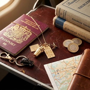 Breloques pour étiquettes d'aéroport |   Pendentifs de <span class=keywords><strong>voyage</strong></span> en acier inoxydable plaqué or PVD 18 carats |   Imperméable, hypoallergénique et résistant au ternissement - Product Image 3