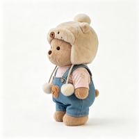 Peluche Ours Marron Adorable avec Chapeau de Trappeur et Salopette en Jean – Jouet en Peluche Doux et Tendance