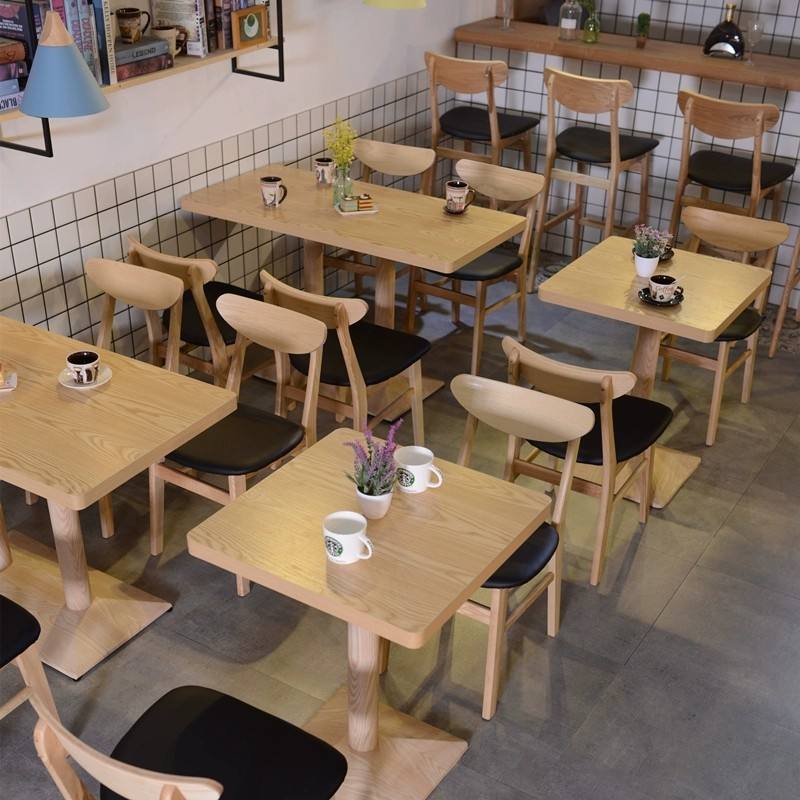 Sándalo dorado con patas de acero inoxidable.