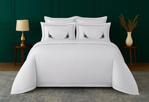 Funda de Almohada Scarlet Rose, Diseño de Rosas Rojas de Lujo, Tela de Poliéster Premium, Suave al Tacto, Duradera - Product Image 2