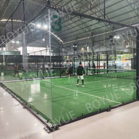 Toiture en PVDF très vendue, résistante aux intempéries, imperméable et anticorrosion, pour terrain de padel extérieur avec toit.