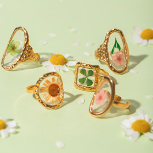 Bague en acier inoxydable doré avec fleur préservée, bijou pour femme, cadeau pour elle, pièce maîtresse tendance - Product Image 2