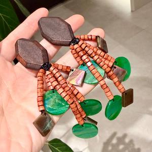 Boucles d'oreilles vintage en bois avec perles de coquillage et design à pompon pour femmes, bijoux de mode pour les soirées - Product Image 4