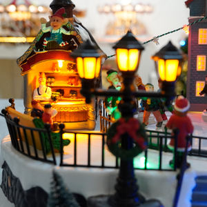 Village de Noël patinable - Scène d'hiver animée avec 10 patineurs mobiles, lumières et musique - Décoration de Noël pour la <span class=keywords><strong>maison</strong></span> - Cadeau - Product Image 4