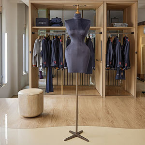 Mannequin en plastique demi-longueur pour <span class=keywords><strong>femme</strong></span> Mannequin de couturière réglable pour le haut du corps de grande taille pour vitrine - Product Image 1