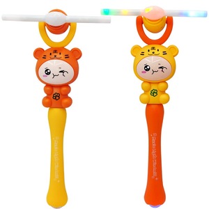 Bonito molino de viento luminoso con forma de tigre, juguete de plástico con luz para niños, rotación de 360 ​​grados, efecto de destello colorido - Product Image 4