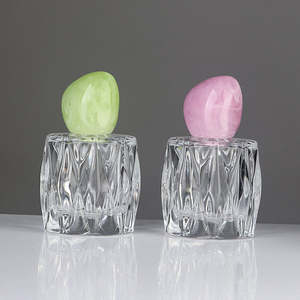 Flacon <span class=keywords><strong>de</strong></span> <span class=keywords><strong>parfum</strong></span> en verre rond transparent <span class=keywords><strong>de</strong></span> 50 ml avec embout vaporisateur à sertir <span class=keywords><strong>de</strong></span> 15 mm et capuchon en résine rose-vert, motif gaufré fantaisie - Product Image 6