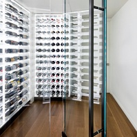Présentoir à vin moderne en acrylique et acier inoxydable, éco-responsable, avec éclairage LED personnalisé et contrôle de température thermostatique Gradevin