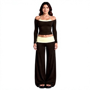 Conjunto de yoga de 2 piezas para mujer: Top corto halter de manga larga con hombros descubiertos y pantalones de pierna ancha de cintura baja con bloques de color - Product Image 1