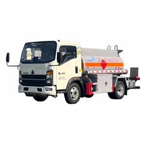 Petit camion-citerne HOWO 2000L avec distributeur pour le ravitaillement en carburant inflammable - Product Image 1