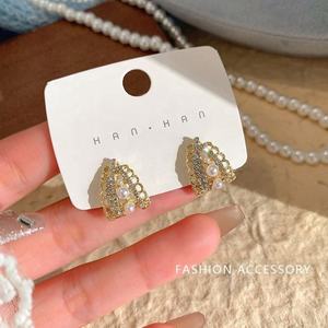 Boucles d'oreilles tendance et élégantes en alliage de zinc plaqué or, imitation perle et zircon, forme goutte d'eau, exquises et personnalisées pour femmes - Product Image 3