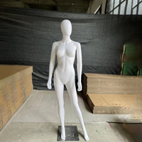 Vente en gros de vêtements pour femmes en plastique PP blanc de haute qualité Mannequin de présentation modèle de salle d'exposition au détail de simulation