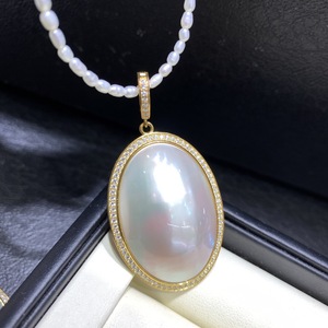 Collier élégant avec pendentif en perle d'eau de mer elliptique, plaqué or, incrusté de zircone, grande taille, thème Conte de fées d'automne - Product Image 3