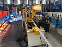 Machine de formage de profilés en acier à grande vitesse, contrôlée par PLC, entraînée par moteur, avec transmission par engrenages pour la production personnalisable de profilés en acier.