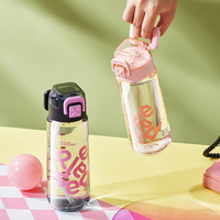550ml 폴리카보네이트 여행용 텀블러 PC 물컵, 잠금식 뚜껑, 실리콘 빨대, 미끄럼 방지 바닥, 휴대용 손잡이 포함, 통근자/사무실용