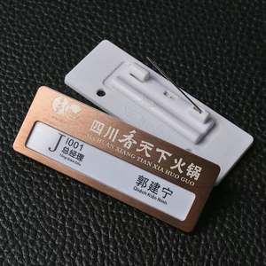 Plaques nominatives personnalisées en métal noir magnétique rectangulaire mat en aluminium pour employés, plaque de nom de bureau avec logo sérigraphié - Product Image 2