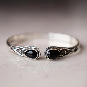 Bracelet manchette artisanal en argent sterling oxydé et onyx noir, style bohème, bijou en pierre précieuse, inspiration vintage - Product Image 4