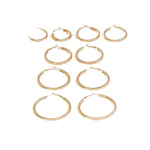 Boucles d'oreilles créoles dorées tendance, grand cercle, design géométrique, pour soirée, en alliage de zinc, fabriquées en Chine - Product Image 5
