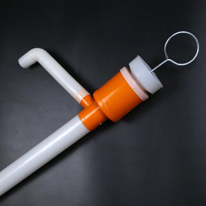 ปั๊มน้ำมันพลาสติก 107 มม. สีขาวสีส้ม ท่อดูดสารเคมีแบบแมนนวลสำหรับใช้ในอุตสาหกรรม - Product Image 3