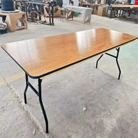 Table à manger pliante en bois au design moderne, vente en gros de tables rectangulaires et rondes pour banquets, hôtels et événements de mariage en plein air