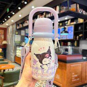 Botella de Agua Aislada Sanrio Kuromi Pochacco para Niños, Uso Escolar, con Correa para el Hombro, Verano 2025 - Product Image 5