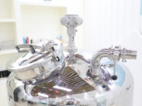 Équipement de stockage mobile pour liquides parfumés 50-100L avec agitateur pneumatique scellé et moteur mélangeur-distributeur
