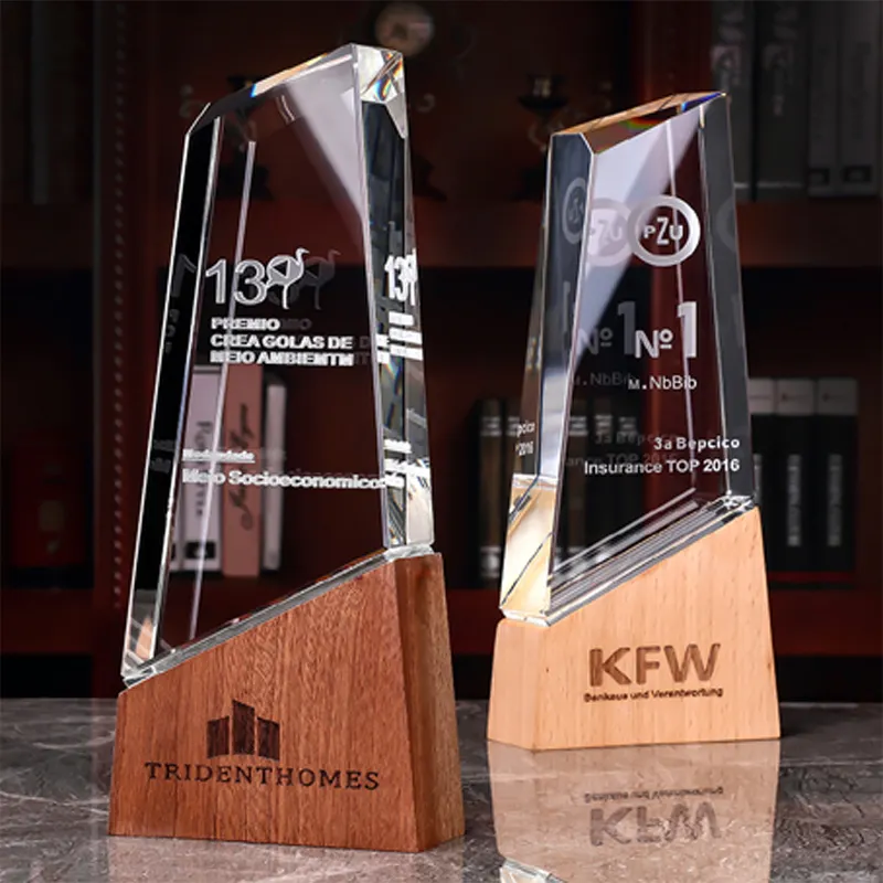 2023 nuovo premio di design con trofeo di cristallo di incisione laser personalizzato con base in legno