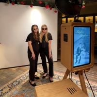 Photomaton en bois avec écran tactile 18,5 pouces, support triangulaire pliable, pour appareil photo reflex/appareil photo numérique/iPad, impression en libre-service, capacité de 15 personnes pour événements