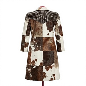 Abrigo de Cuero Personalizado con Pelo de Vaca |   Abrigo Largo de Mujer con Parches y Tachuelas Metálicas para Venta al Por Mayor - Product Image 2
