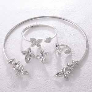 Juego de Joyería de Flores de Oro de 18k Kinnear Clover, Sin Deslustre, Aretes, Gargantilla, Collar, Brazalete y Anillo para Bodas de Mujeres Africanas en Dubái - Product Image 2