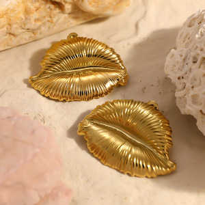 Boucles d'oreilles tendance SUMMLY en forme de lèvres plaquées or 18 carats, en acier inoxydable, imperméables, hypoallergéniques, bijoux de mode pour femmes - Product Image 5