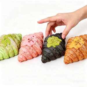 Jouet anti-stress souple en PU en forme de croissant de 16,5 cm, à rebond lent, saveur fromage, matcha noir et fraise - Product Image 2