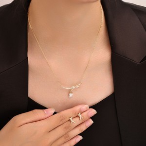 Parure de bijoux en cuivre nacré brillant, design nœud papillon, sertissage griffe, pour soirée, collier et boucles d'oreilles tendance pour femme - Product Image 2
