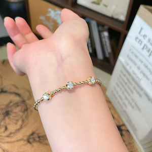 <span class=keywords><strong>Bracelet</strong></span> Élastique Minimaliste et Élégant à Trois Pierres Rondes Polies en Or Jaune 18K avec Diamants de Laboratoire pour Femme – Vente en Gros - Product Image 4