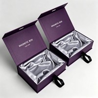 Boîte cadeau magnétique de luxe personnalisée, boîte d'emballage cosmétique en carton rigide violet avec insert en satin de soie et poignée en ruban