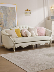 Canapé en cuir capitonné de luxe léger de style américain et français haut de gamme, avec cadre en bois massif sculpté doré et capitonnage à boutons, pour salon - Product Image 1