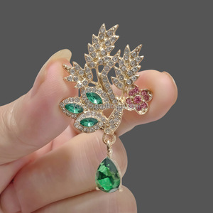 Broche de Flor de Aleación de Zinc Chapado en Oro con Cristales y Diamantes de Imitación para Mujer, Regalo de Compromiso y Boda, Uso Diario - Product Image 3