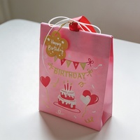 Très belles sacoches cadeaux en plastique non tissé avec poignées et soufflets, idéales pour la décoration de fêtes d'anniversaire