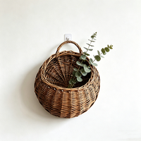 Panier mural suspendu en osier marron avec poignée, résistant à la rouille et écologique, idéal pour patio et jardin – Vente directe usine