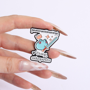 Pin de Esmalte con Frase de Videojuego, Rana Linda con Espada, Insignia de Solapa, No Dejar De Hacer las Misiones Secundarias - Product Image 4