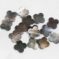Pendentif en coquillage noir naturel Trèfle à quatre feuilles multi-taille Pierre précieuse de l'île avec coquille en forme de trèfle